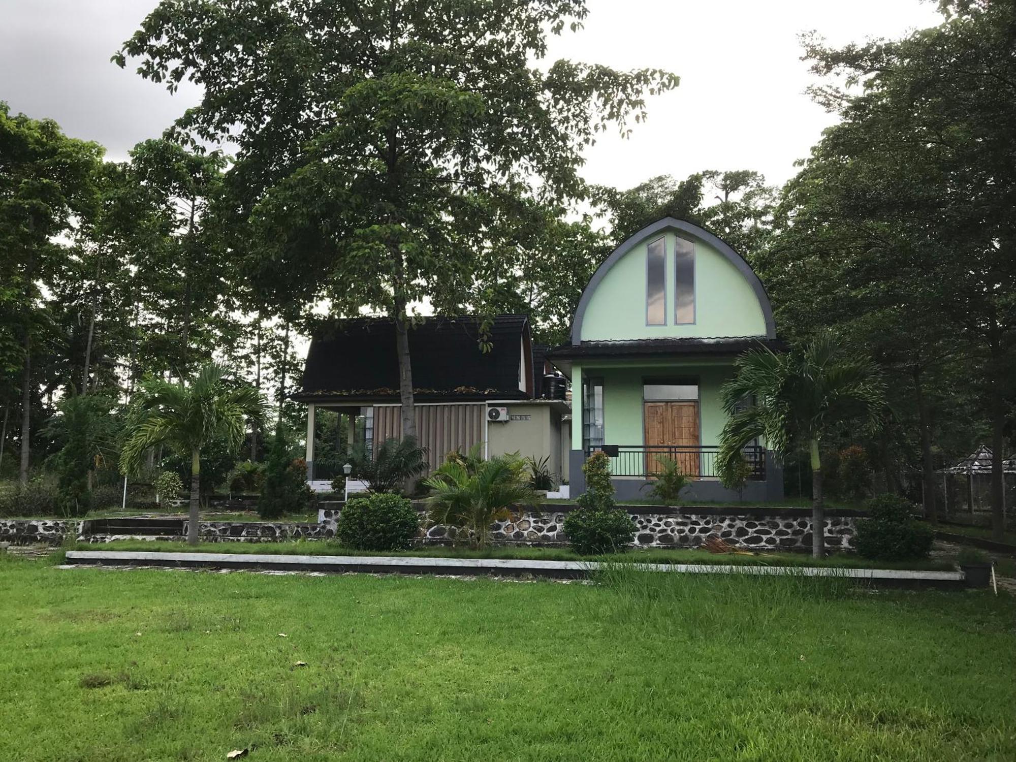 Labuhan Pandan Pohon Purba Resort & Restaurant מראה חיצוני תמונה