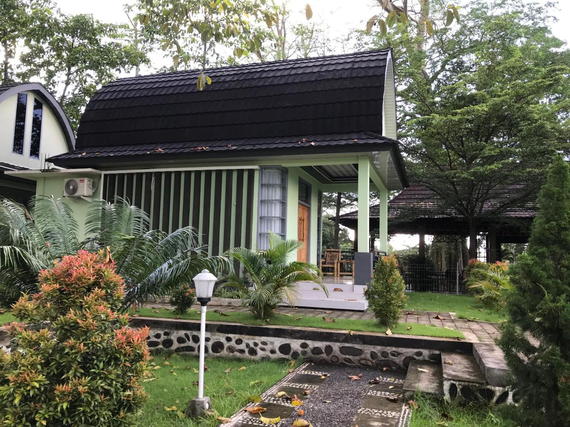 Labuhan Pandan Pohon Purba Resort & Restaurant מראה חיצוני תמונה